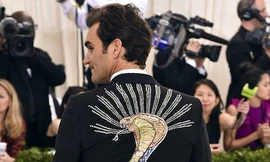 Federer gây sốc với chiếc áo vest in hình rắn hổ mang