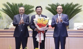 Lãnh đạo thành phố chúc mừng ông Trần Đức Hoạt