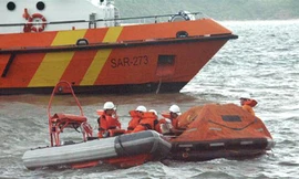 Tàu SAR 273 cứu được 4 thuyền viên của tàu Phú Cường. Ảnh Thanh Niên