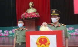 Đại tá Lê Vinh Quy, Giám đốc Công an tỉnh Đắk Lắk bỏ phiếu bầu cử tại khu vực bầu cử số 13, phường Tự An, TP. Buôn Ma Thuột. Ảnh: Nguyễn Thảo 