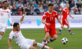 Golowin (phải) và đồng đội đủ sức cầm hòa Tây Ban Nha ở 90 phút chính thức