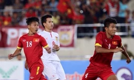 U19 Việt Nam (áo đỏ) trong trận cầu với các cầu thủ UAE.