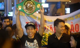 Nâng đai WBC khi trở về Việt Nam, võ sĩ Trần Văn Thảo nói gì? 