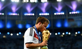 [ẢNH]: Tuyển thủ Đức đắm đuối hôn Cup và tình nhân