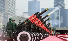 CLIP: Diễn tập bắn đại bác tại bến Bạch Đằng, chuẩn bị cho lễ kỷ niệm ở TPHCM