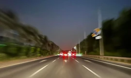 Tuyến đường Võ Nguyên Giáp nối sân bay Nội Bài chìm trong bóng tối, không một ánh đèn