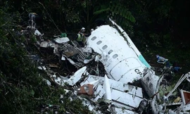 Hiện trường máy bay rơi ở Colombia. Ảnh: AFP 