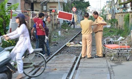 Lao ra nằm giữa đường ray, một phụ nữ bị tàu hỏa cán chết