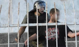 CĐV không may bị mất bàn tay trái vì lựu đạn.