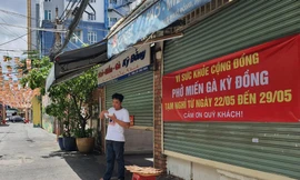 Ngày 28/5, ghi nhận của phóng viên, các cơ sở kinh doanh dịch vụ ăn uống ở TPHCM đang thực hiện nghiêm yêu cầu ngưng hoạt động, chỉ bán hàng mang về của UBND TPHCM để phòng dịch COVID-19.