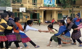 Học sinh Trường phổ thông dân tộc bán trú Tiểu học và THCS Mồ Dề, Mù Cang Chải (Yên Bái) trong giờ giải lao Ảnh: NGHIÊM HUÊ 