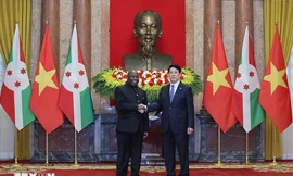 Chủ tịch nước Lương Cường và Phu nhân đón Tổng thống Burundi Évariste Ndayishimiye và Phu nhân. (Ảnh: Như Ý)