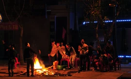 Người Hà Tĩnh đốt lửa trại đón giao thừa