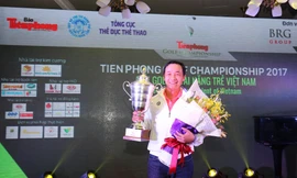 Golfer Lê Hùng Nam và chiếc Cup vô địch