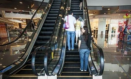 Bé 17 tháng bị thang cuốn Tân Sơn Nhất kéo đứt cổ tay