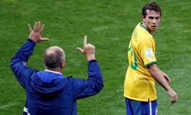 HLV Scolari giơ lên 7 ngón tay đầy nhạy cảm.