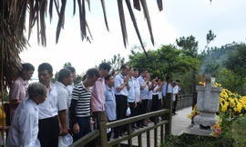 Rất đông người dân từ mọi miền Tổ quốc về viếng mộ Đại tướng Võ Nguyên Giáp 