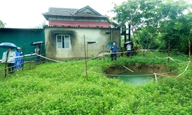 'Hố tử thần' sâu 12m bất ngờ xuất hiện trong vườn nhà dân ở Quảng Bình 