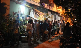 Người dân bán tán xôn xao trước căn nhà nơi xảy ra vụ việc