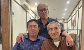 Minh Tuấn với bạn bè mới đây.