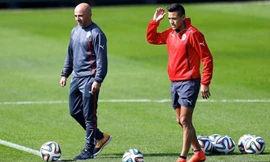 HLV Jorge Sampaoli (trái) rất tức giận khi nhiều khả năng Brazil đã "đọc vị" được những tính toán chiến thuật trước trận chiến sống còn.