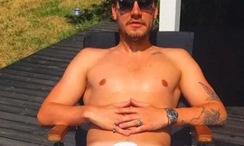 Hình ảnh này một lần nữa cho thấy lối sống chơi bời của cầu thủ có biệt danh "chân gỗ." 