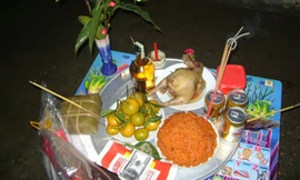 Mâm lễ cúng giao thừa ở ngoài trời của người Việt (Ảnh minh họa - Nguồn: Báo Gia Lai)