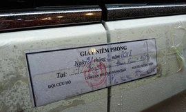 Nhiều xe ôtô dừng đỗ trái phép trên phố cổ bị công an phường Hàng Đào, Hoàn Kiếm niêm phong và cẩu về bãi. 