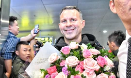 Ryan Giggs tại sân bay Nội Bài.
