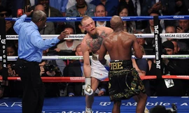 Mục kích Mayweather đấm McGregor sấp mặt ở trận chiến tỷ đô