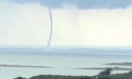 Vòi rồng 'khủng' xuất hiện trên hồ Trị An