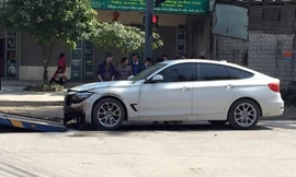 Phần đầu xe BMW 328i bị cháy đen sau tai nạn