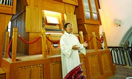 Linh mục nhà thờ Chính tòa Hà Nội An tôn Nguyễn Văn Thắng giới thiệu về cây đàn Ảnh: M.Đ