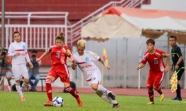 Một pha bóng trong trận Sơn La gặp TNG Thái Nguyên.