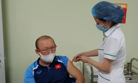 Hình ảnh đầu tiên HLV Park Hang Seo sau khi tiêm vắc xin COVID-19