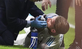 Cú đá của Lucas khiến Ramos bị vỡ mũi. Máu chảy ròng ròng từ cả hai lỗ mũi của thủ quân Real và buộc bác sĩ vào sân cấp cứu.