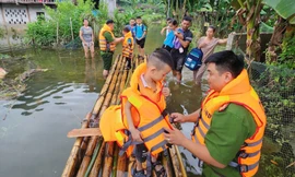 Lực lượng vũ trang Lạng Sơn giúp dân khắc phục hậu quả mưa lũ