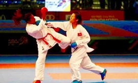Nguyễn Thị Ngoan (giáp xanh) tạo cột mốc lịch sử cho karatedo Việt Nam. 