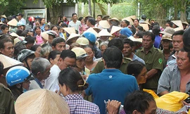 Hơn nghìn người nhận quà của gia đình chị Đào. Ảnh: A.X 