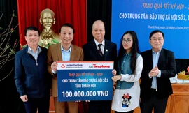 Chủ tịch Hội đồng Quản trị LienViet Postbank Nguyễn Đình Thắng (giữa) trao món quà Tết 100.000.000 đồng cho Trung tâm bảo trợ xã hội số 2 tỉnh Thanh Hoá. 