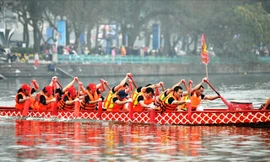 Hình ảnh lễ hội bơi chải thuyền rồng đầu tiên tại Hồ Tây