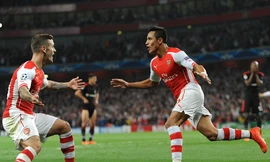 Tân binh dìu Arsenal vào vòng bảng Champions League