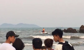 Lực lượng chức năng đang mở rộng khu vực lân cận tìm kiếm thi thể học sinh còn lại.