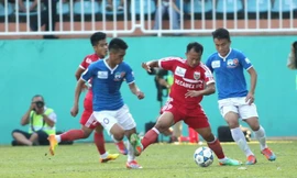 B.Bình Dương (áo đỏ) bị HAGL chia điểm. Ảnh: Thanh Niên