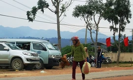 Người mẹ mang gà, bánh vào thăm con đang thụ án ở trại giam Đồng Sơn.