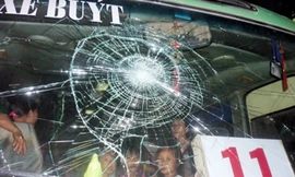 Kính xe buýt bị đập vỡ.