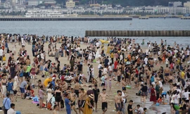 Du khách ùn ùn đổ về, Hạ Long kẹt cứng cả trên đường lẫn dưới biển