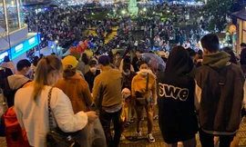 'Biển người' chen chân ở chợ đêm Đà Lạt bất chấp trời mưa 