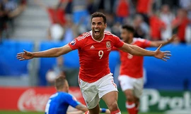 Robson Kanu ghi bàn thắng ấn định chiến thắng 2-1 cho xứ Wales.
