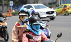 Hà Nội nắng nóng nung người trước khi mưa dông